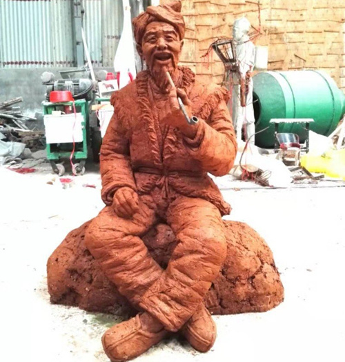 抽旱煙的西北農民泥塑模型